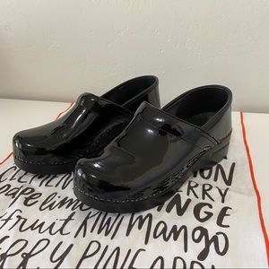 Dansko profesional womens pantent leather clogs